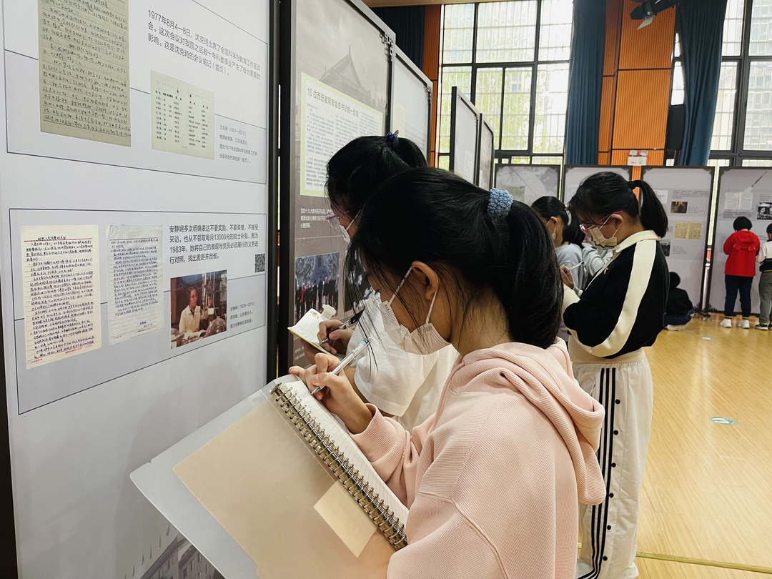 167662806163020483.jpg 学生参观展览1.jpg