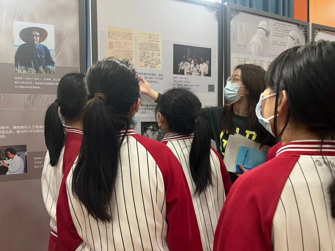 167662807449435358.jpg 学生参观展览2.jpg