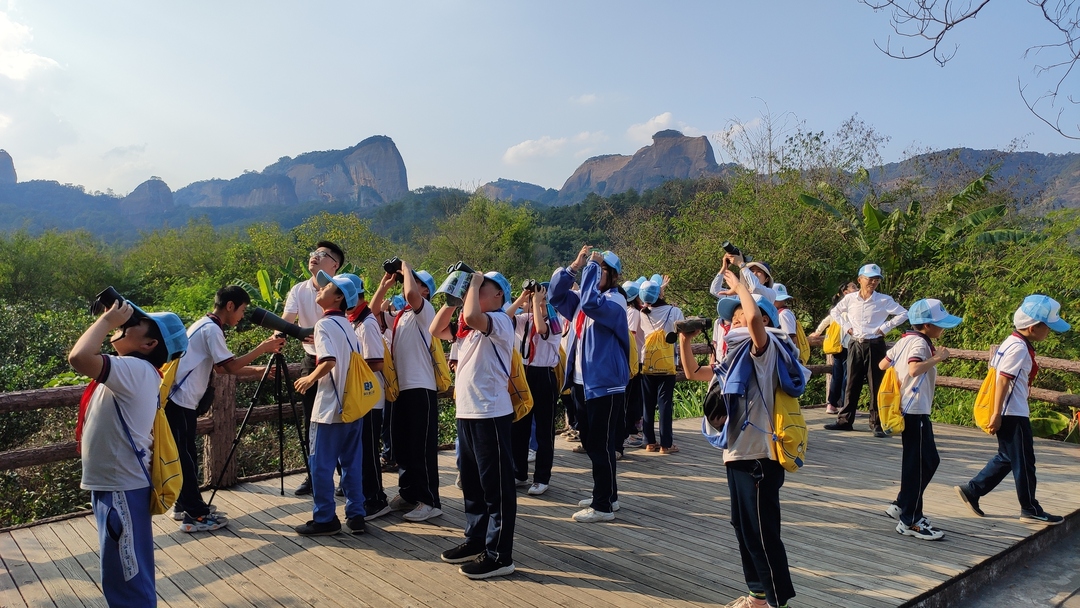 小学生在丹霞山开展观鸟课程。梁惠芬摄.jpg