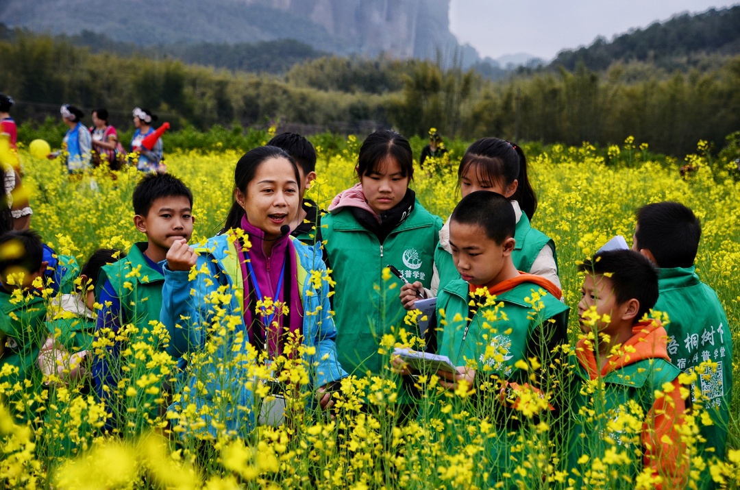 社区油菜花研学活动。资料图.jpg